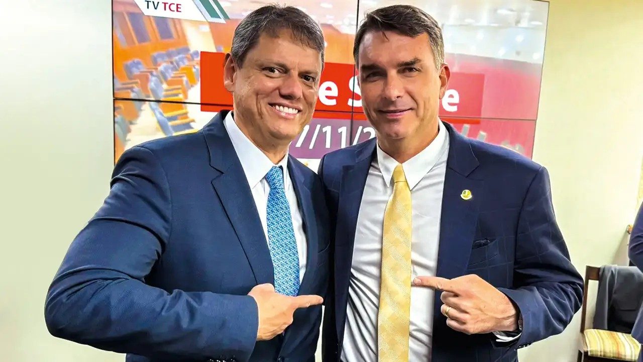 Tarcísio de Freitas, governador de São Paulo, e Flávio Bolsonaro, senador e candidato à Presidência