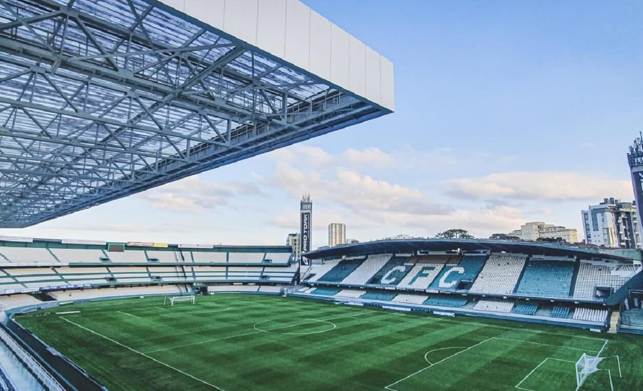 Coritiba e Vitória se enfrentam no único jogo do Brasileirão neste sábado (31)
