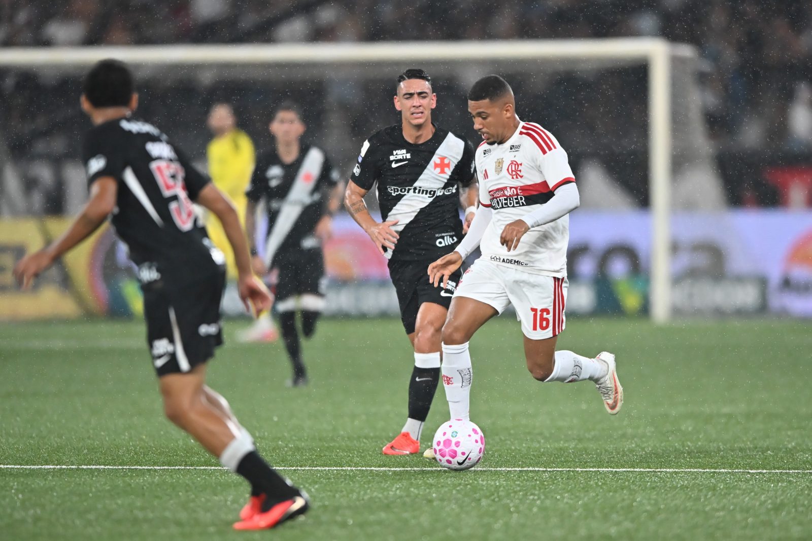 Campeonato Brasileiro: Vasco x Flamengo.