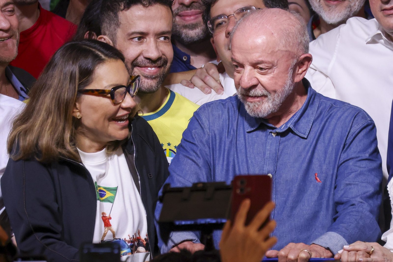 Lula e Janja comemoram reeleição na presidência da República.