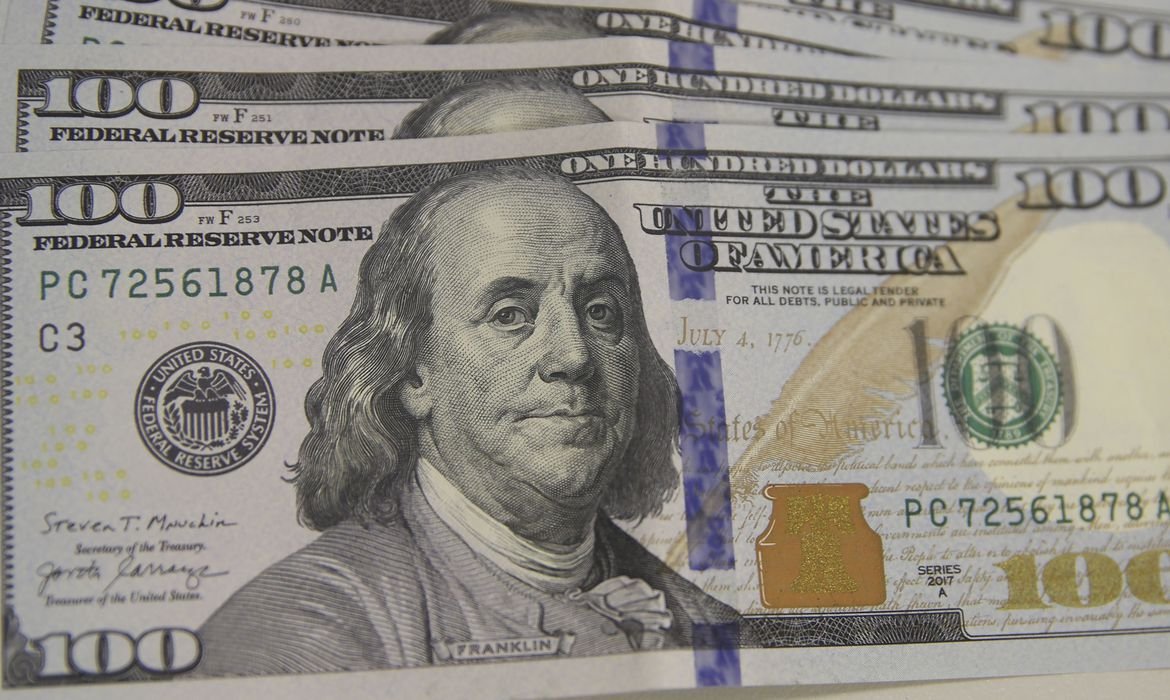 Imagem de Dólar fecha o dia em R$ 4,88, menor cotação em 11 meses