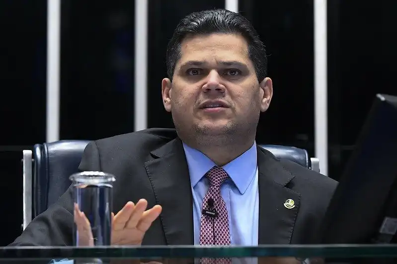 Imagem de Alcolumbre diz a senadores que reuniu votos suficientes para aprovar fim da escala 6x1