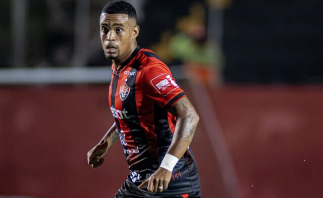 Imagem de Em jogo com gol de placa e expulsão, Vitória cede empate ao Cruzeiro no fim
