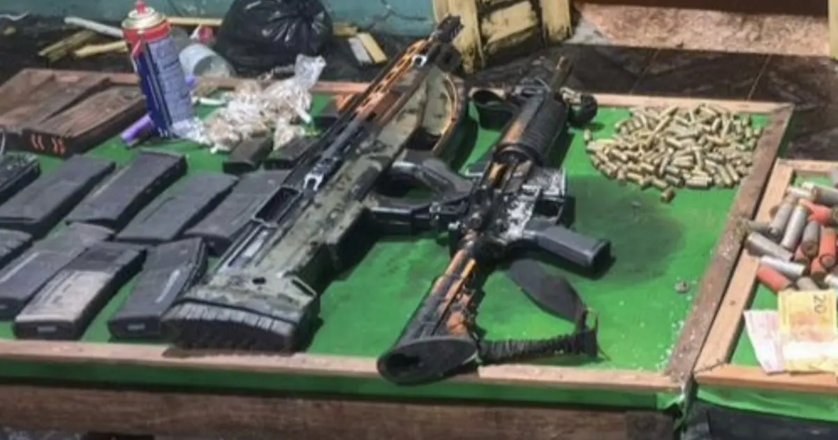 Imagem de PM apreende fuzil 5.56, espingarda calibre 12 e mais de 1.300 munições em Maragogipe