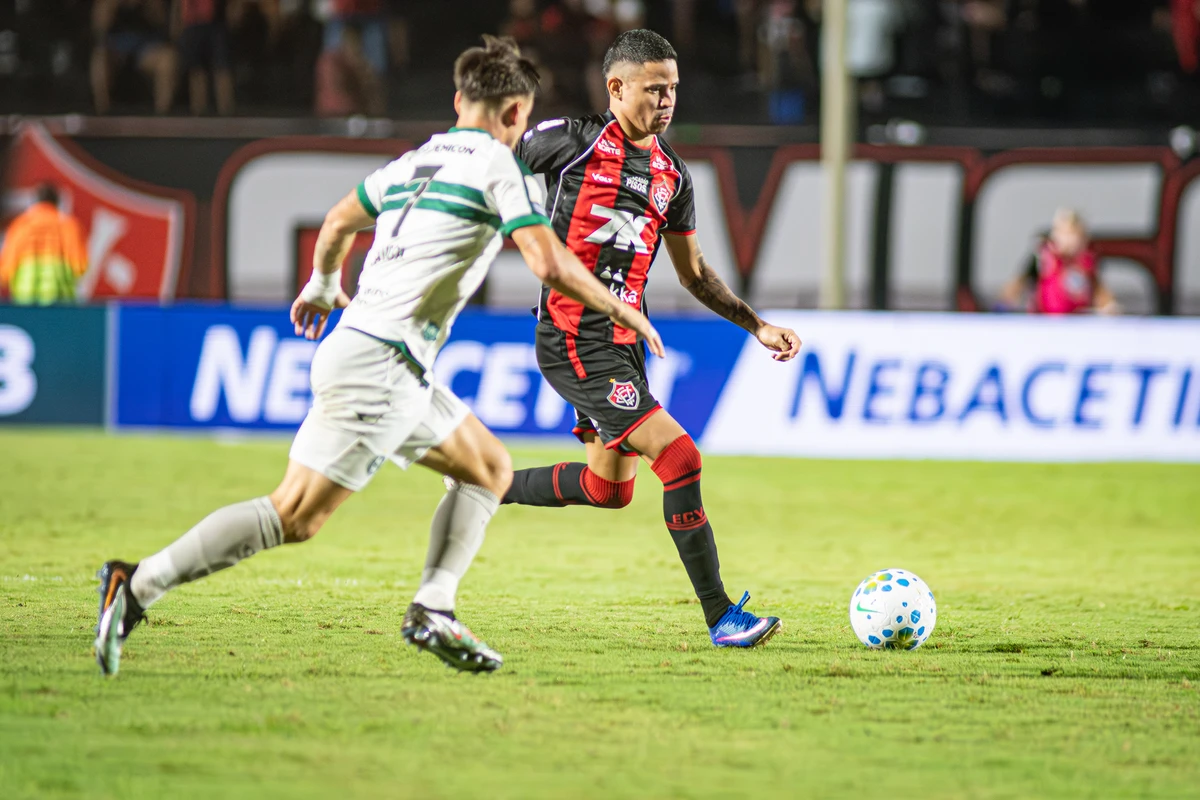 Imagem de Vitória enfrenta o Coritiba fora de casa em confronto direto contra o rebaixamento