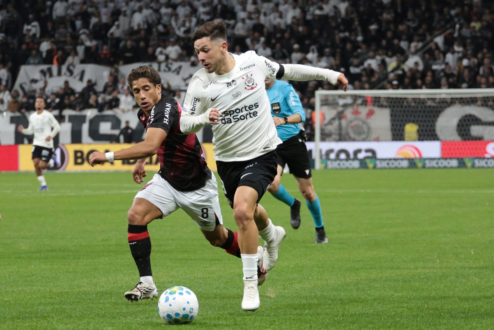 Corinthians recebe o Vitória nesta segunda-feira (19) pelo Brasileirão