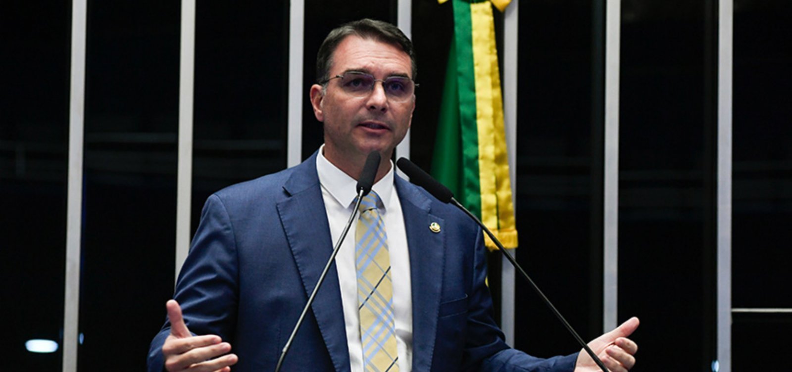 Imagem de Flávio Bolsonaro critica Moraes e diz que “não vai abaixar a cabeça para tirano”
