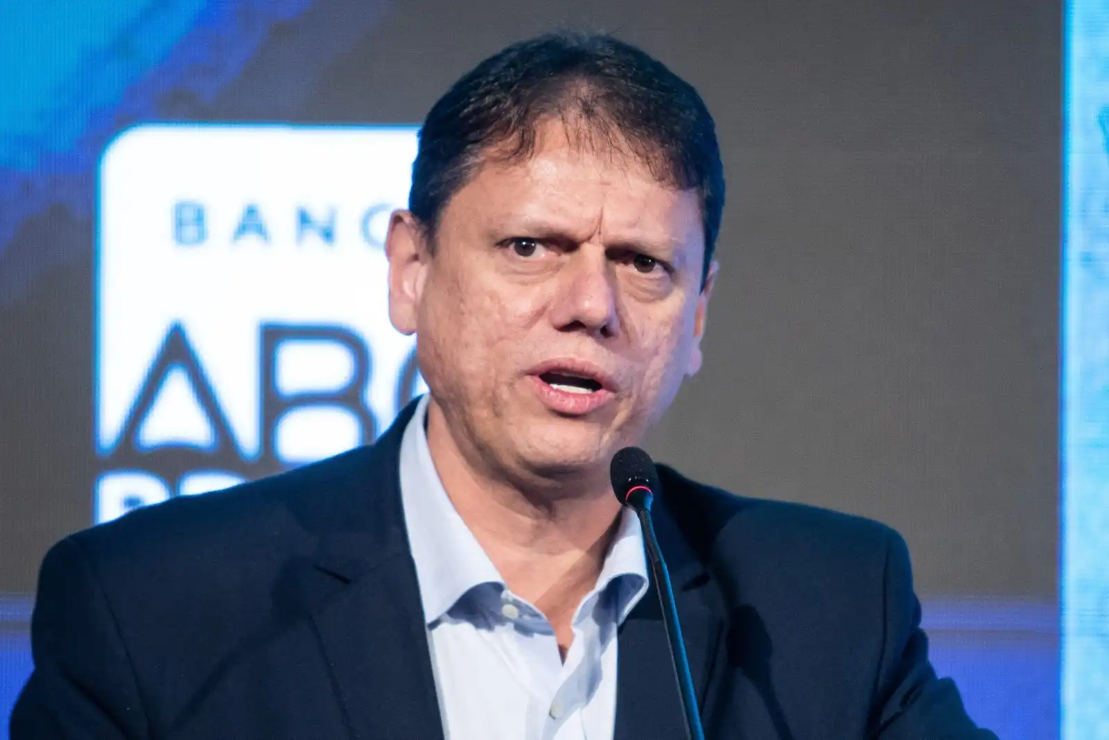 Imagem de Aliados de Flávio Bolsonaro se irritam com fala de Tarcísio sobre disputar a Presidência