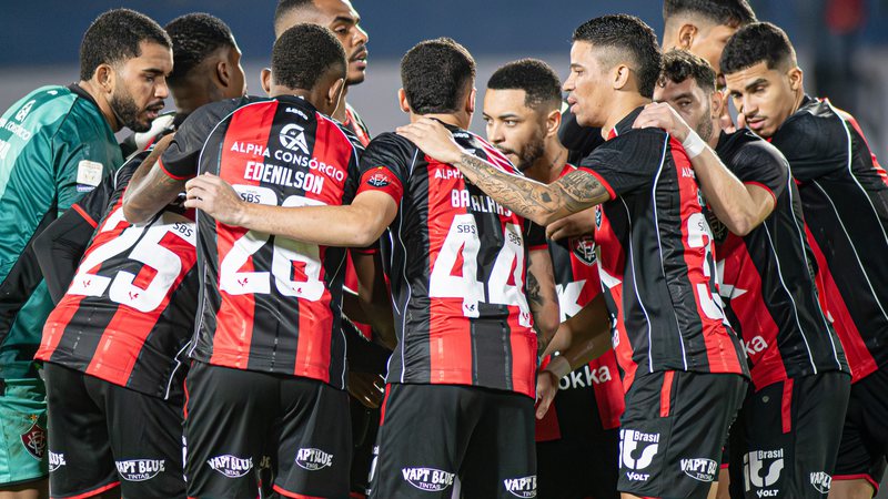 Imagem de Em jogo cheio de gols e expulsões, Vitória goleia o ABC e encaminha vaga à final da Copa do Nordeste