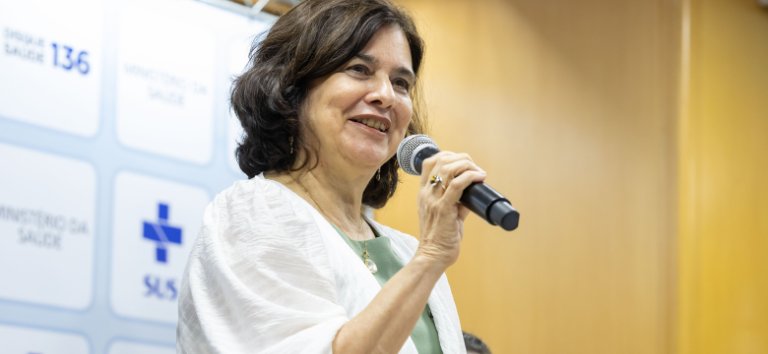 Imagem de Em pronunciamento, ministra da Saúde critica governo Bolsonaro e defende vacinação