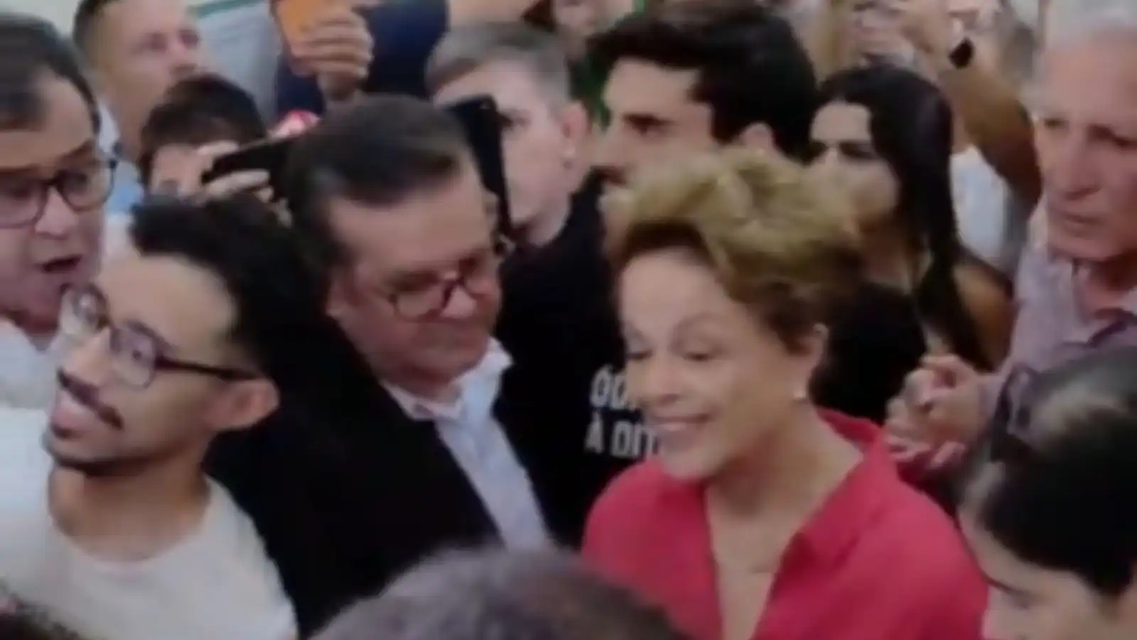 Imagem de Dilma recebe gritos de apoio e vaias durante votação em Belo Horizonte