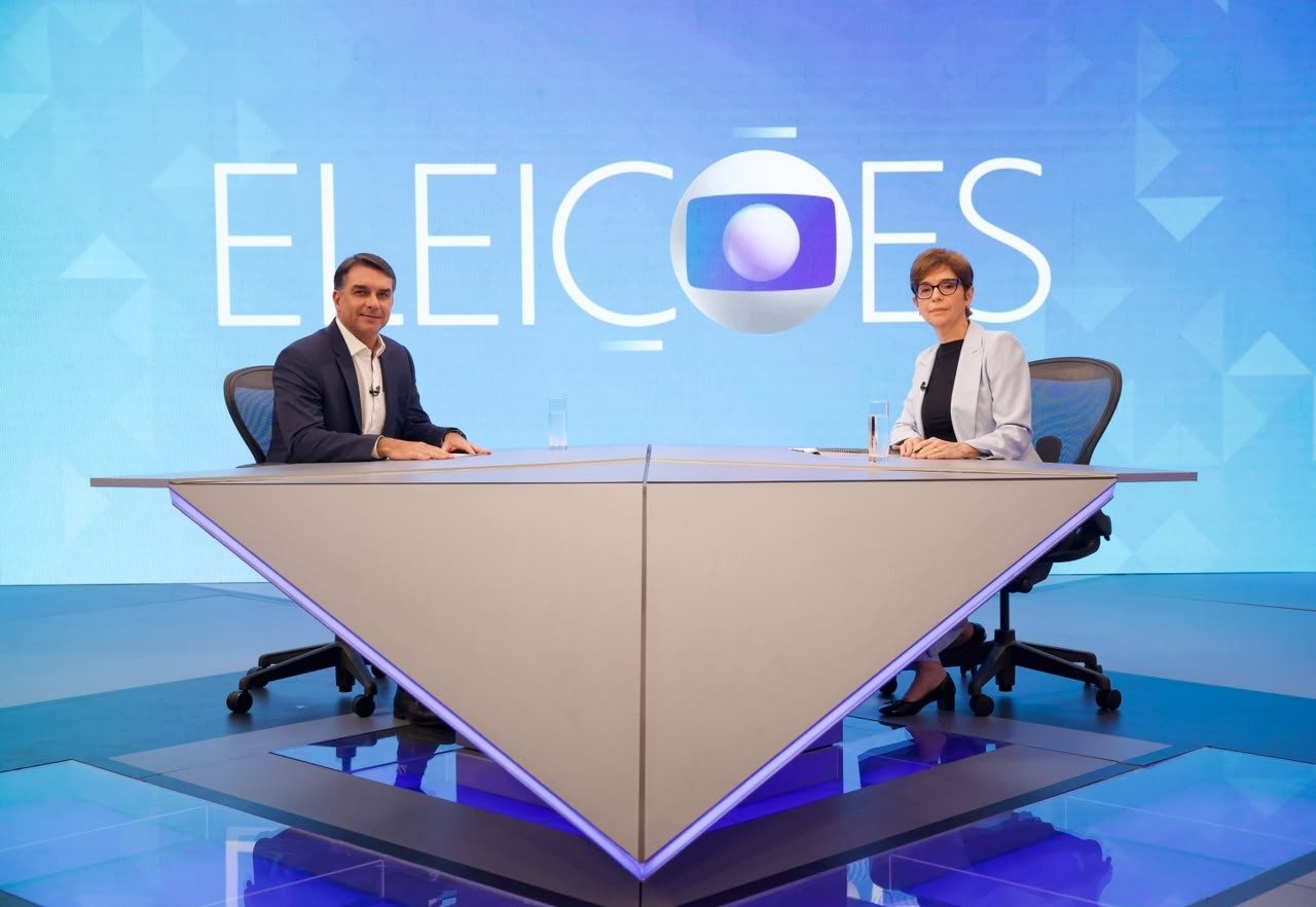 Flávio Bolsonaro é entrevistado na TV Globo