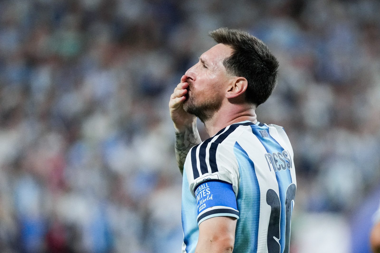 Lionel Messi comemorando um dos gols da vitória da Argentina contra a Argélia pela Copa do Mundo 2026.