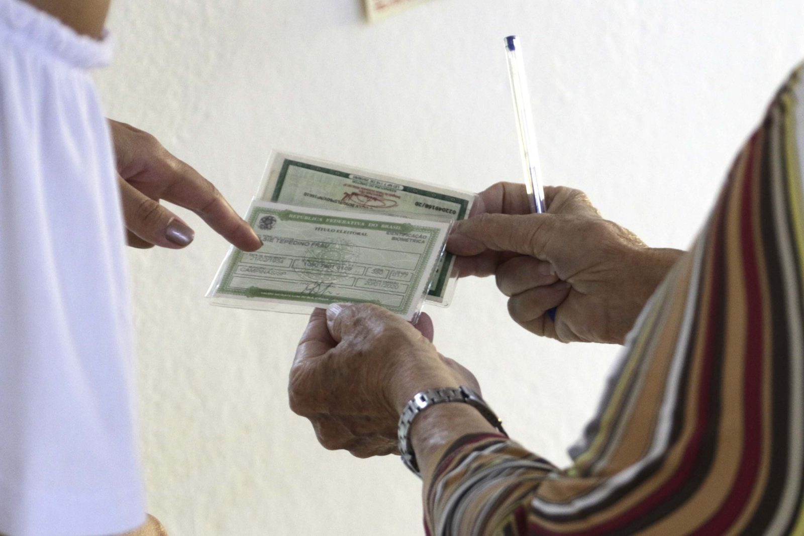Eleitores conferem título de eleitor