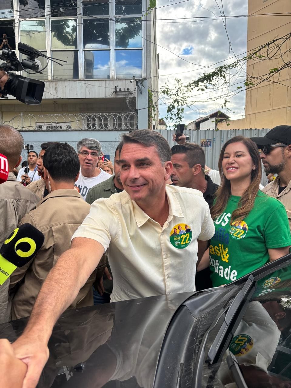 Candidato Flávio Bolsonaro (PL) vota no Rio.