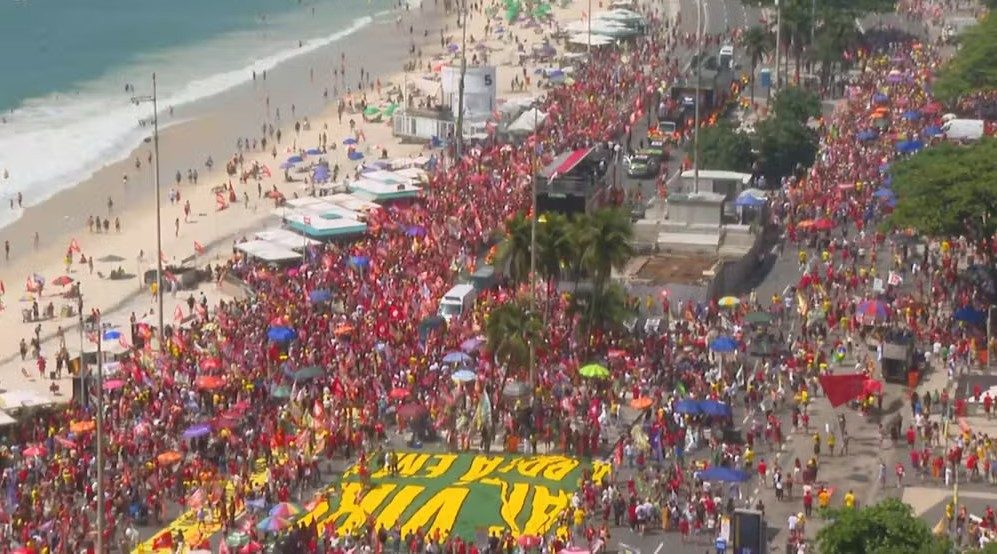 Apoiadores fazem ato pró-Lula na orla de Copacabana.