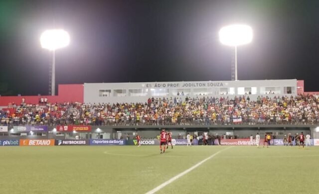Imagem de Vitória leva gol no fim e estreia com empate no Baianão