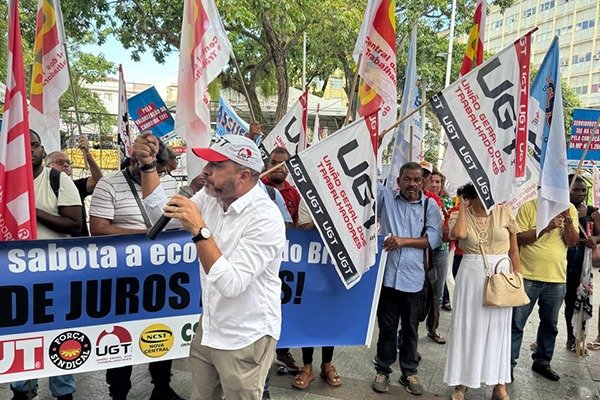 Imagem de UGT-BA e centrais sindicais protestam contra juros altos em Salvador