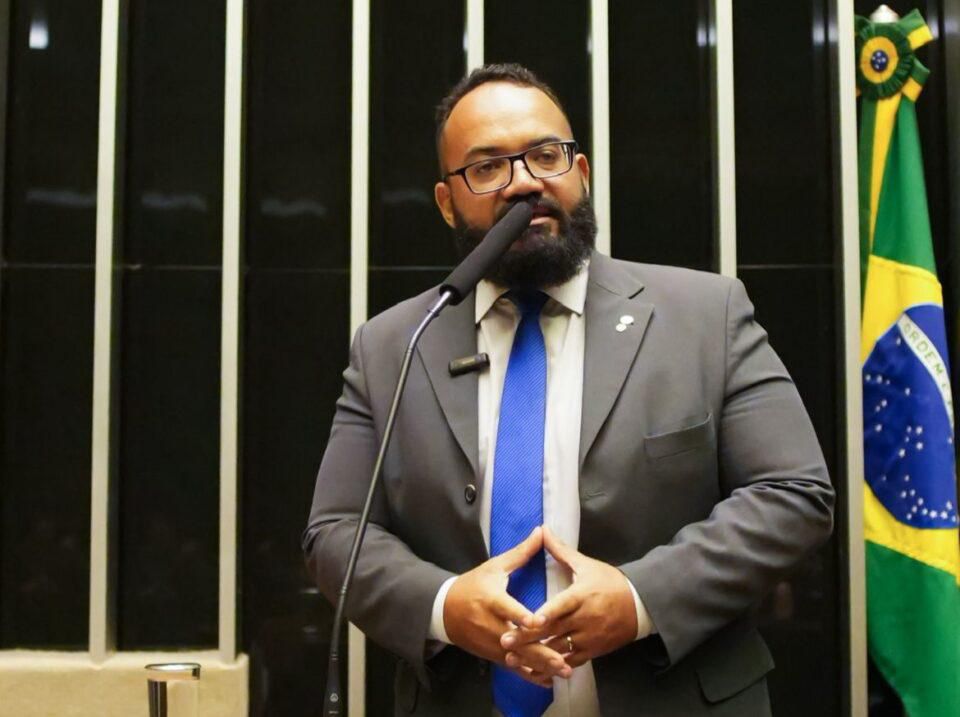 Imagem de Justiça suspende edital que enviaria estudantes para cursar Medicina em Cuba; Ação Popular movida por Leandro de Jesus revela irregularidades