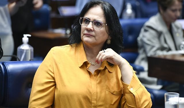 Imagem de PSOL pede cassação do mandato de Damares
