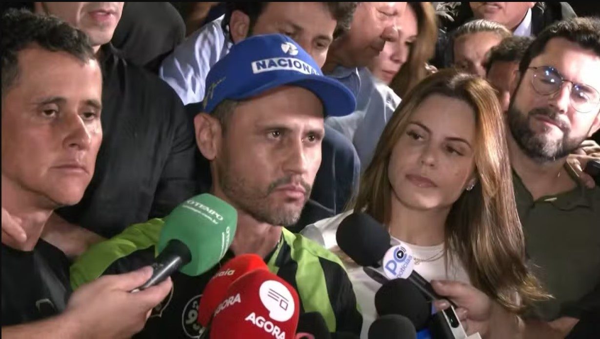 Cleitinho comemora sua eleição para o governo de Minas Gerais em Divinópolis (MG)