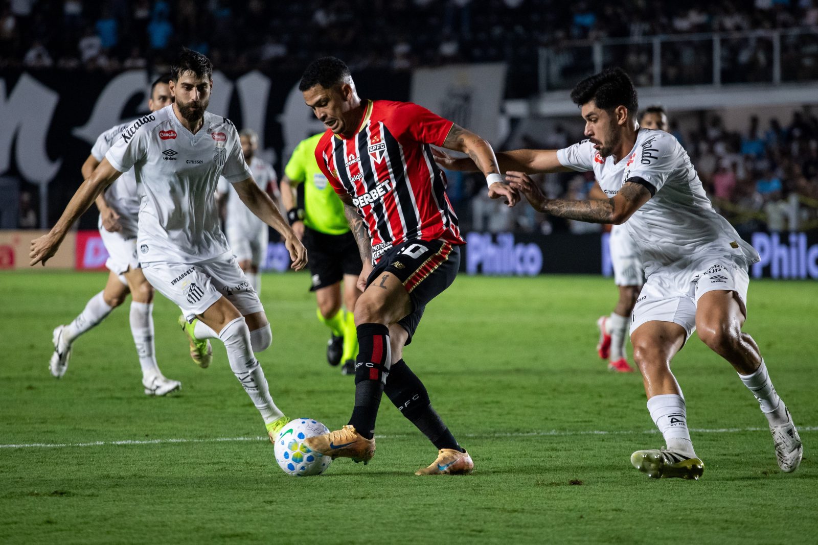 São Paulo e Santos se enfrentam nesta sexta-feira (2) pelo Brasileirão