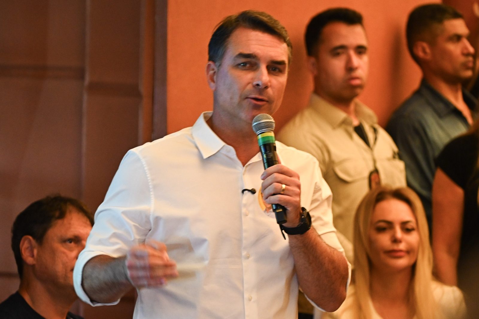 Flávio Bolsonaro em almoço com prefeitos em São Paulo
