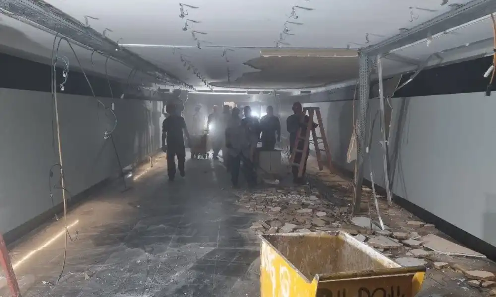 Imagem de Parte do teto de corredor da Câmara dos Deputados desaba após chuva no DF