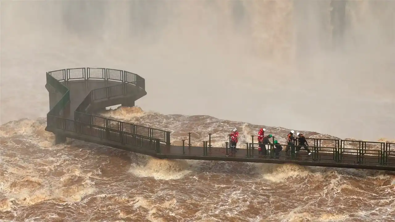 Imagem de Cheia nas Cataratas: equipes retiram grandes da passarela da Garganta do Diabo