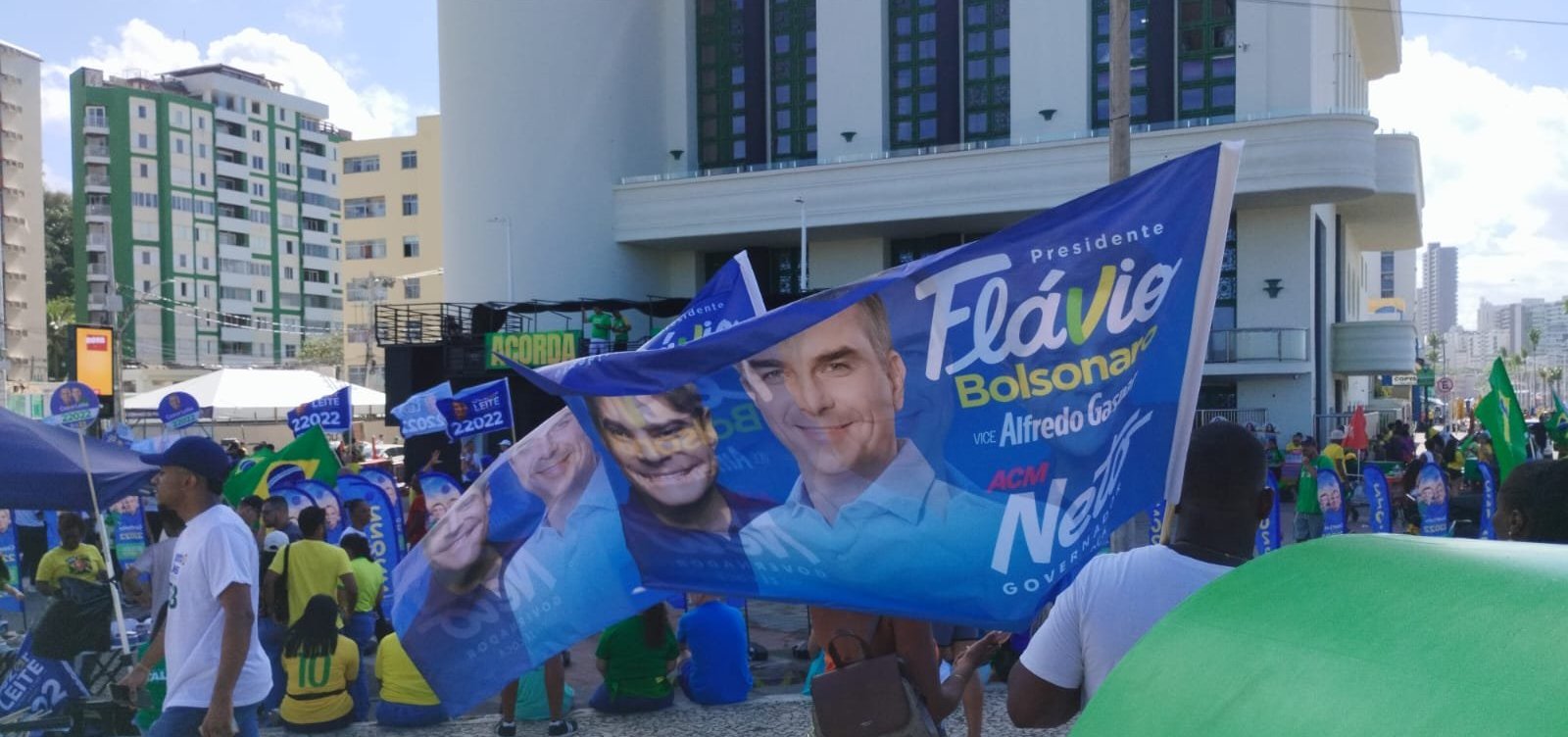 Imagem de Bandeiras unem ACM Neto e Flávio Bolsonaro em atos de 7 de Setembro em Salvador