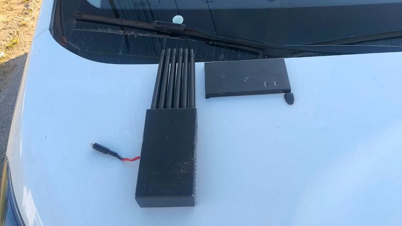 Imagem de Homem é preso com carro roubado, placa clonada e bloqueador de sinal em Salvador