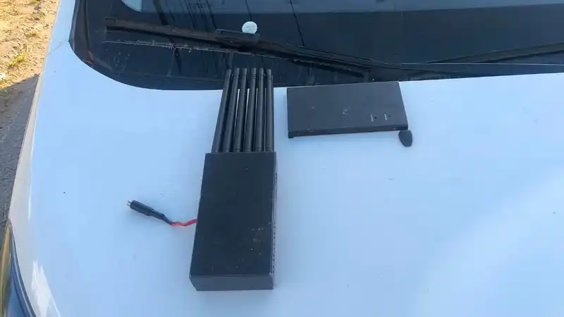 Imagem de Homem é preso com carro roubado, placa clonada e bloqueador de sinal em Salvador