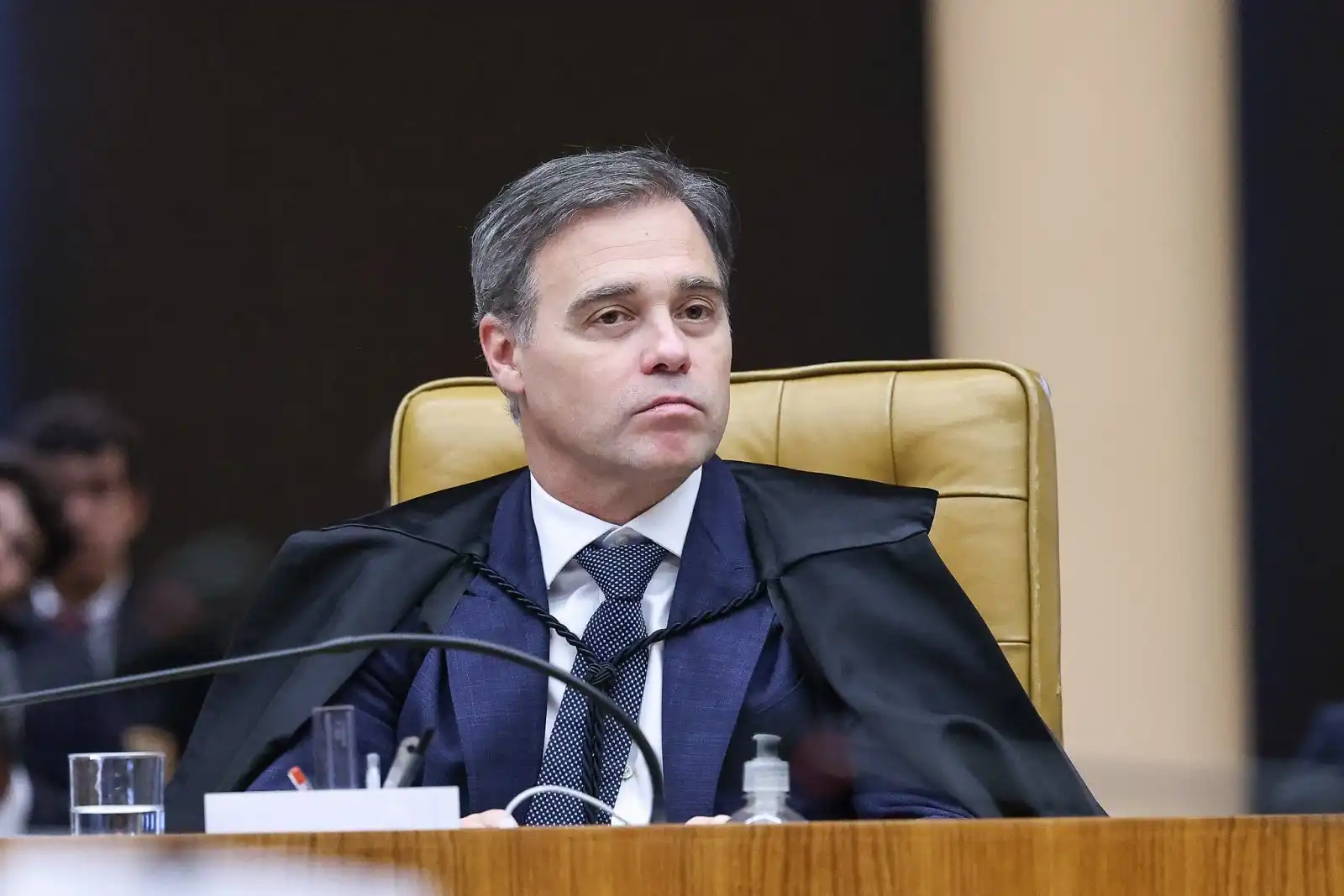 Imagem de Mendonça determina remoção de posts falsos sobre Lula ter jogado a bandeira do Brasil no chão