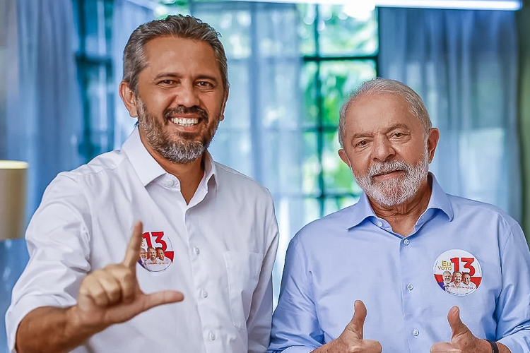 Imagem de Lula e Elmano são alvos de “banho de dinheiro falso” durante ato de campanha no Cariri