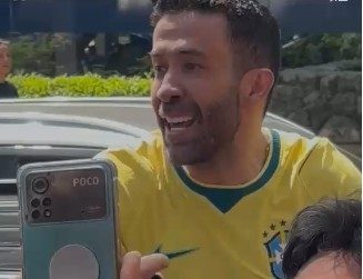 Janones conversa com apoiadores após alta hospitalar
