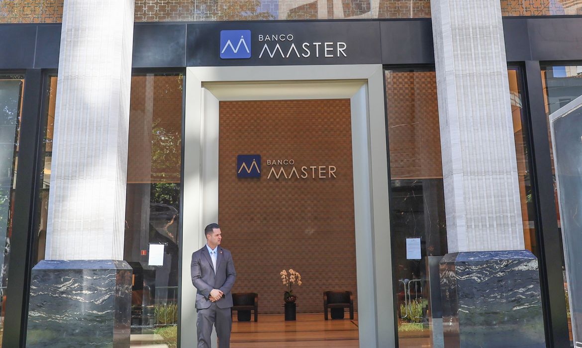 Imagem de INSS bloqueia repasses ao Banco Master por irregularidades em empréstimos consignados