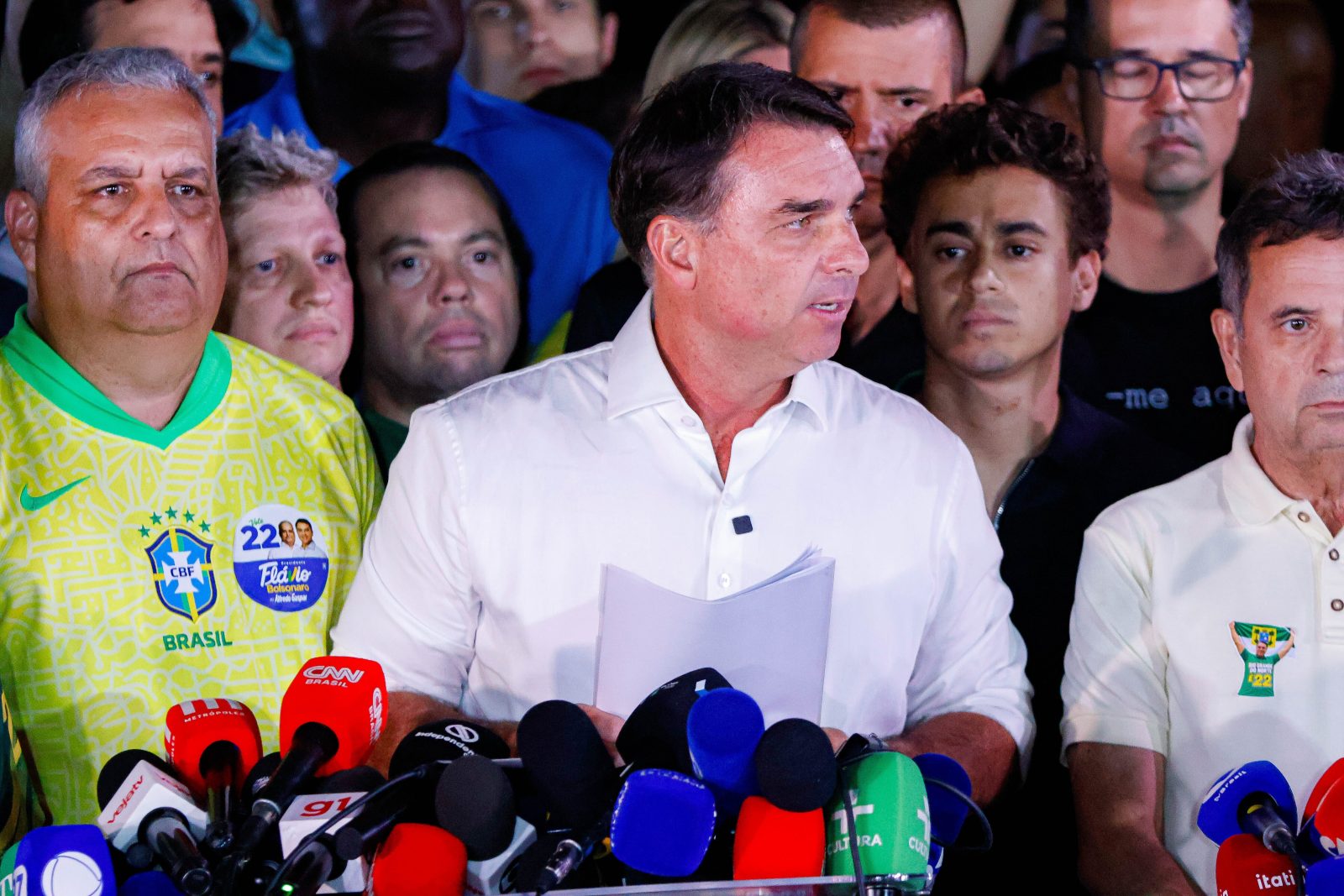 Flávio Bolsonaro discursa após resultado das eleições