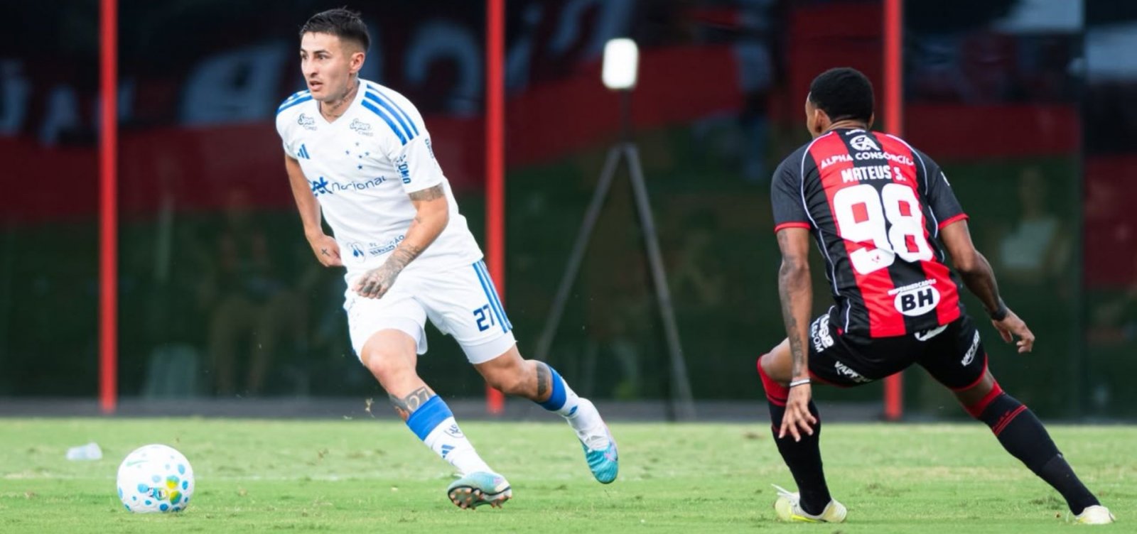 Imagem de Vitória sofre virada para o Cruzeiro no Barradão após falha de Lucas Arcanjo
