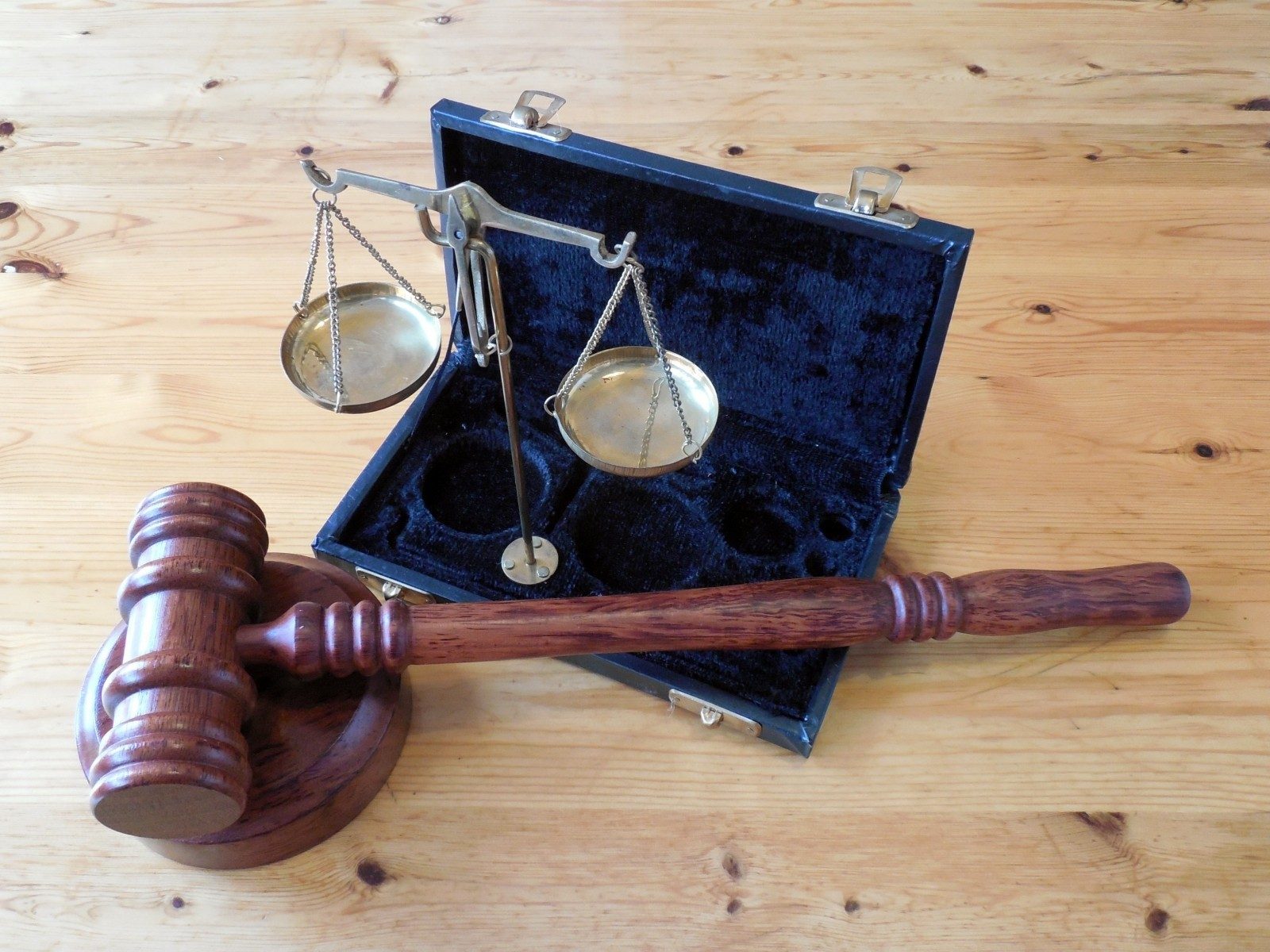Martelo de juiz e balança da justiça. Foto: VisualHunt / Pixabay