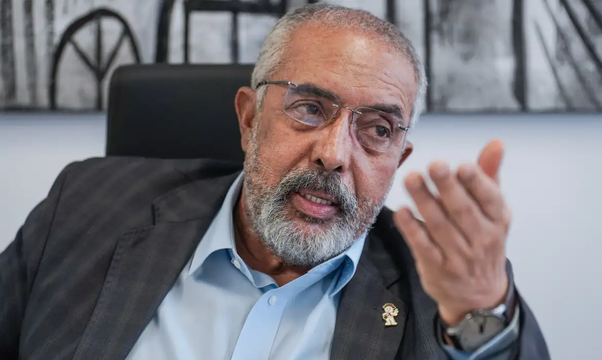 Imagem de Senador afirma que não há mais razão para manter jornada de trabalho 6×1 e 44 horas