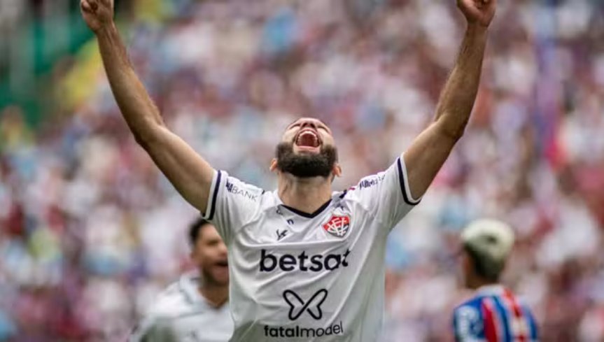 Imagem de Vitória aproveita expulsão do Bahia, segura empate e conquista Baianão após seis anos