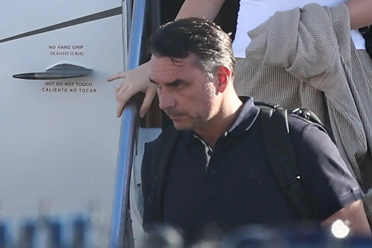 Imagem de PF diz que Flávio Bolsonaro não é considerado foragido e não há pedido de prisão