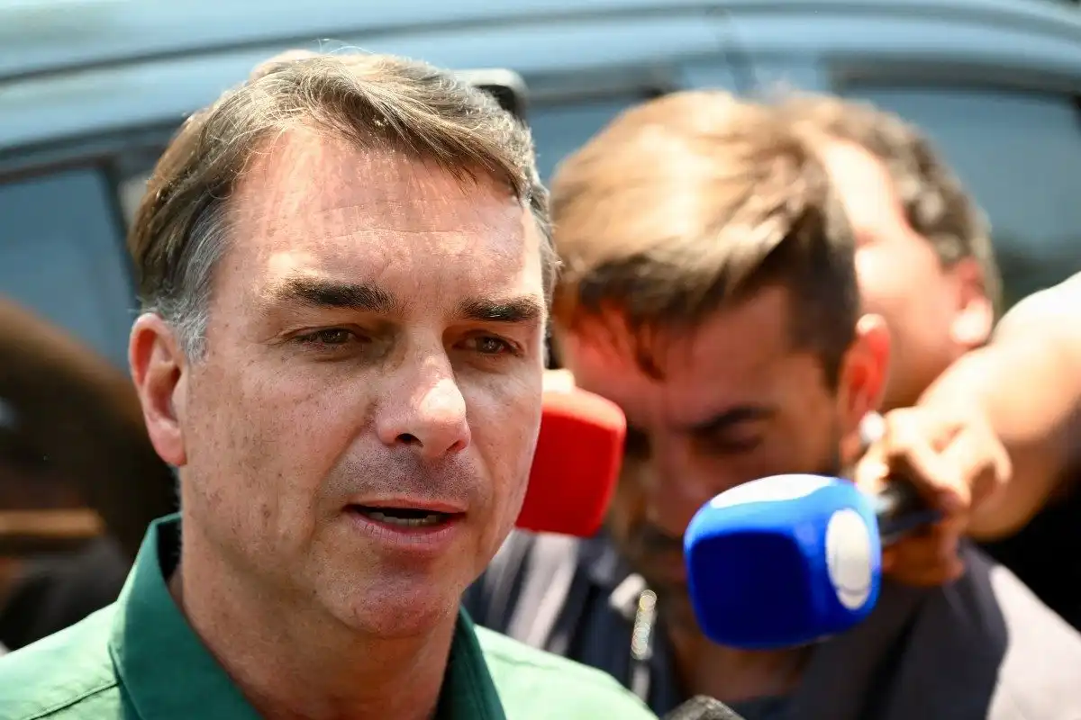 Imagem de Flávio Bolsonaro anuncia que irá votar a favor do fim da escala 6x1, mas defende 'algo melhor'