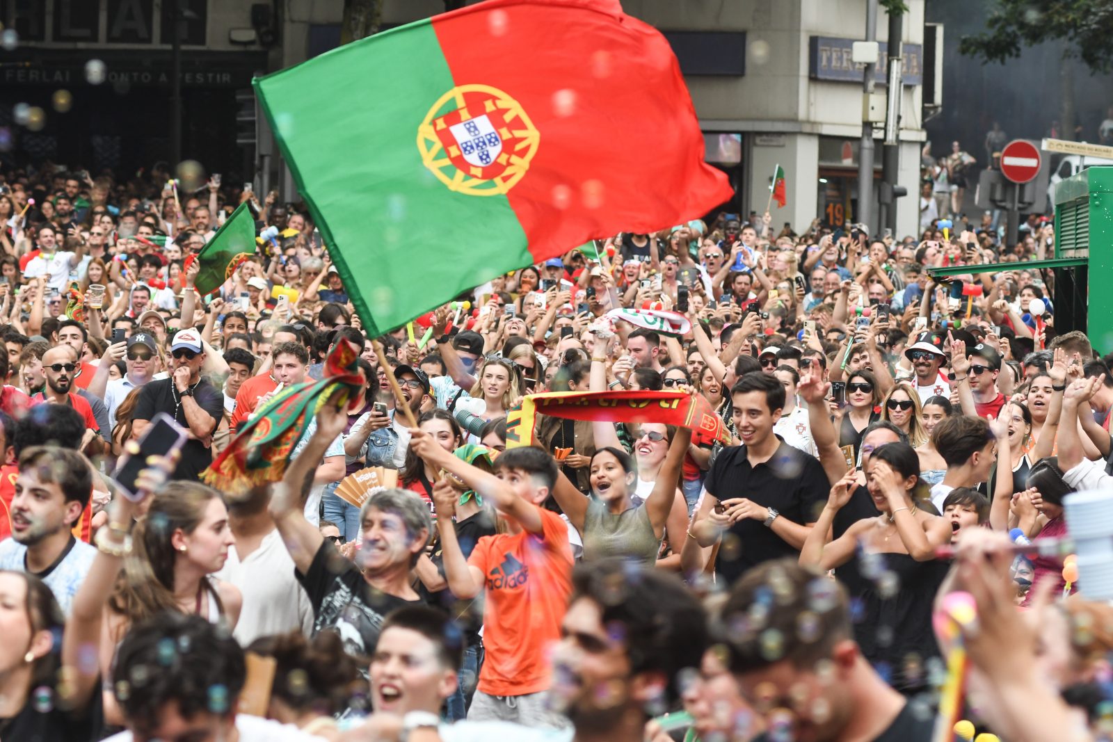 Torcida de Portugal comemora vitória na Copa do Mundo no centro de Porto