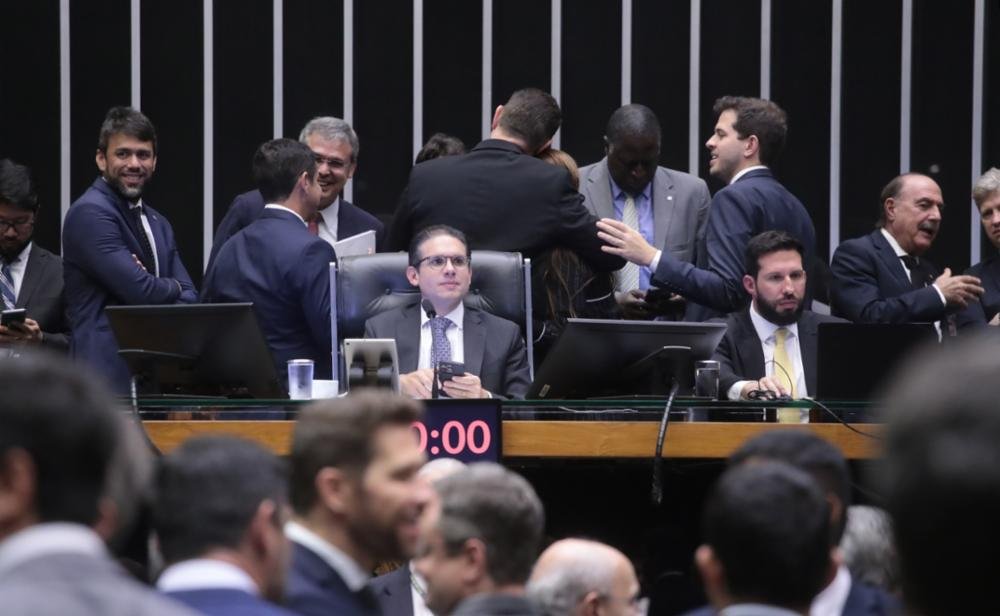 Imagem de Câmara aprova urgência de PDL que derruba aumento do IOF em derrota para o governo Lula