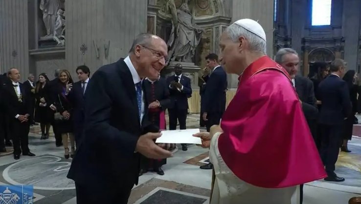 Imagem de Alckmin entrega ao Papa convite para visitar o Brasil durante a COP30