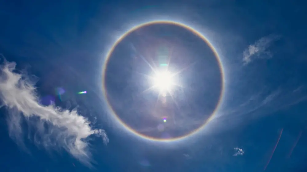 Imagem de Anel ao redor do Sol chama atenção no céu de Salvador; entenda o fenômeno